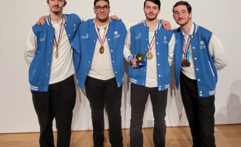 Groupe de jeunes médaillés posant devant un panneau de la Région Auvergne-Rhône-Alpes