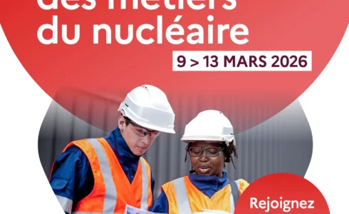 Semaine des métiers du nucléaire 2026, du 9 au 13 mars - deux techniciens en EPI consultant un document sur site industriel