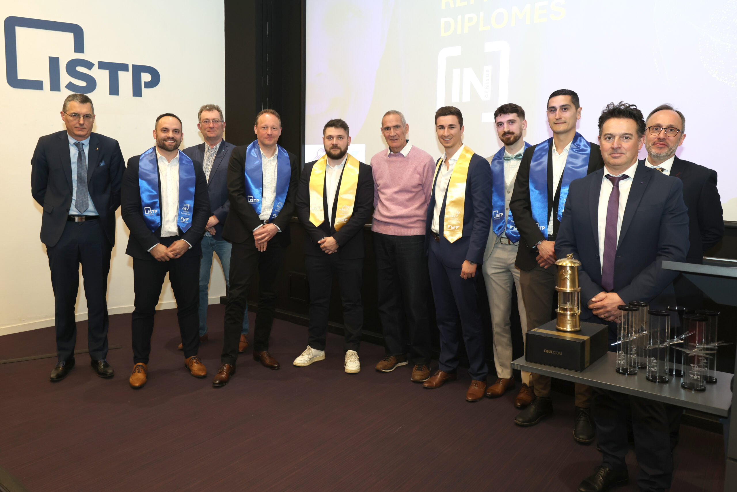 Élèves ingénieurs ISTP en groupe pendant la formation